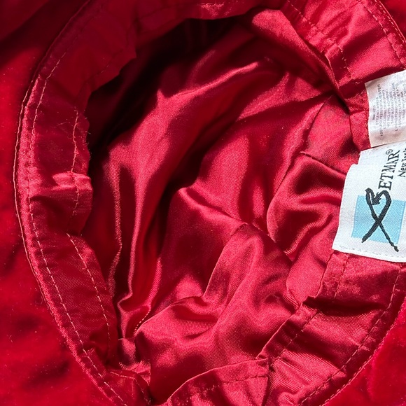 Red Hat Feels Like Velvet W/Buttons - Picture 7 of 11